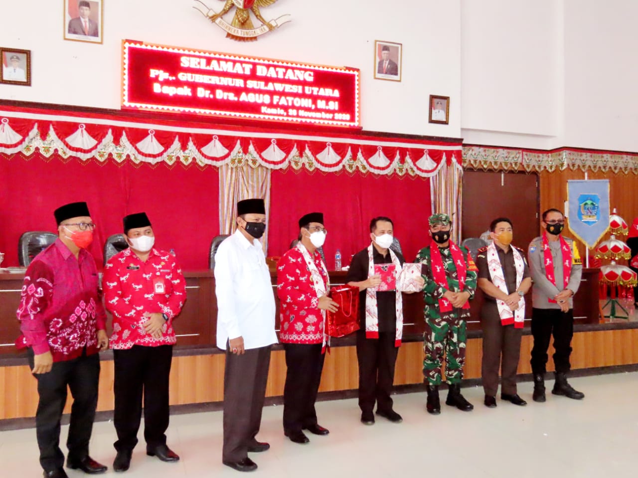 Pjs Bupati Bolsel Praseno Hadi saat memberikan cenderamata kepada Pjs Gubernur Sulut Agus Fatoni (empat dari kanan)