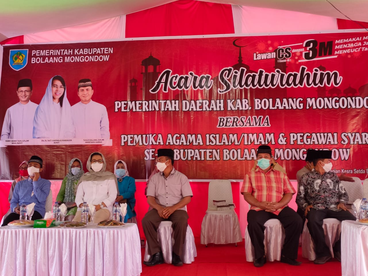 Tampak Bupati Yasti dan Sekda Tahlis pada acara silaturahmi bersama tokoh Agama, Imam dan pegawai syar'i se kabupaten, Sabtu (5/12).