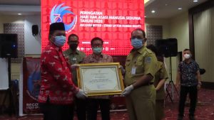 Wabup Kabupaten Bolsel Deddy Abdul Hamid (batik merah) saat menerima penghargaan kabupaten peduli HAM dari Kemenkumham RI, Senin (14/12), di Manado.