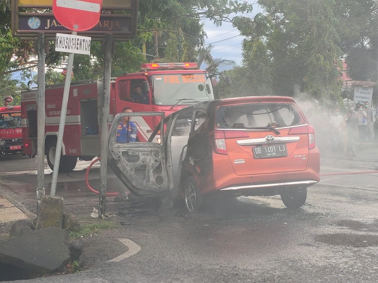 Mobil toyota calya bernomor polisi DB 1401 LJ, milik seorang perempuan, sekira pukul 16.40 WITA, Selasa (29/12), terbakar di depan kantor Satlantas Polres Kotamobagu.