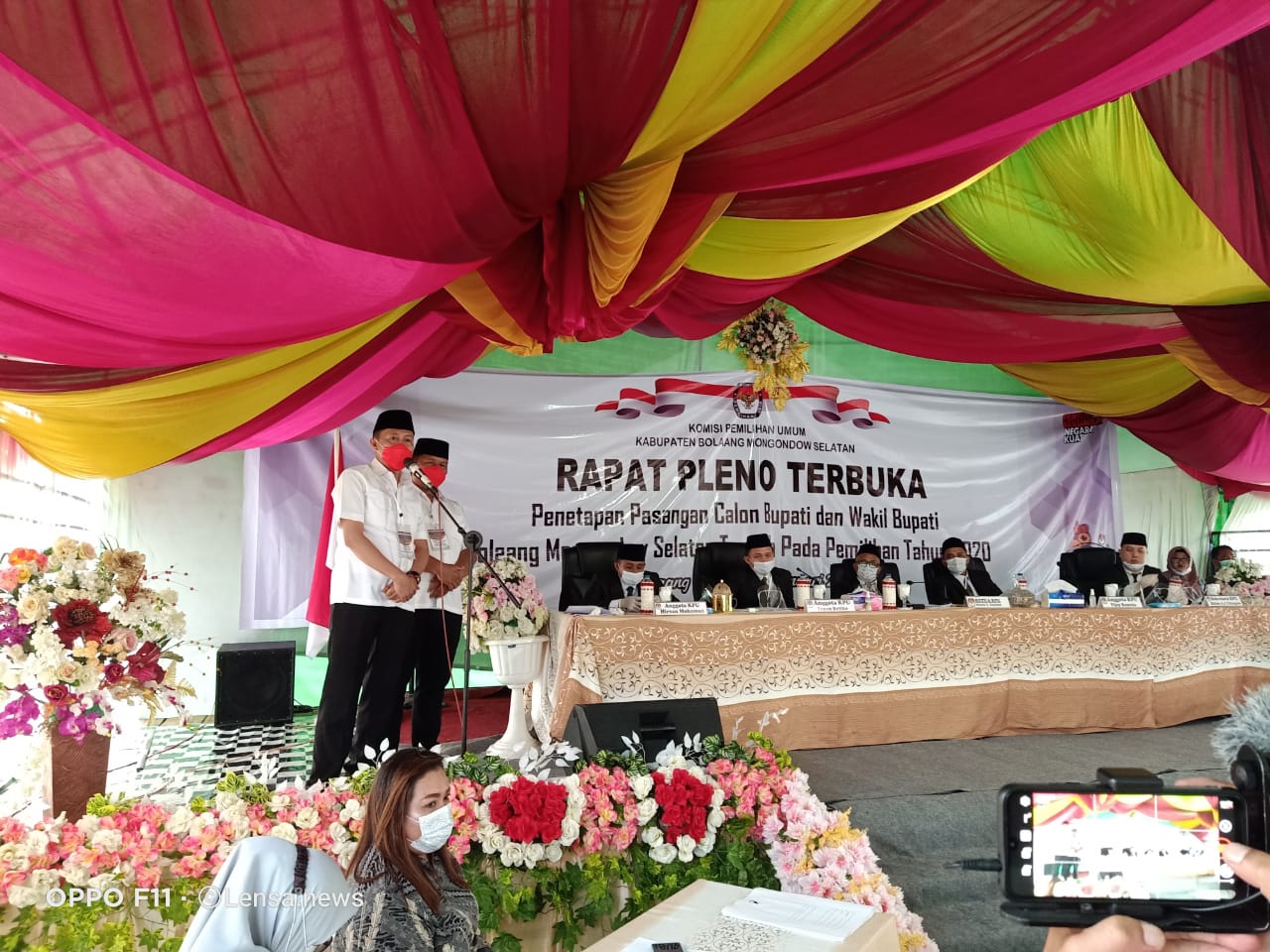 Bupati dan Wakil Bupati Bolsel terpilih, Iskandar Kamaru - Deddy Abdul Hamid, saat memberikan sambutan. (foto; Ramdhani Amiri)