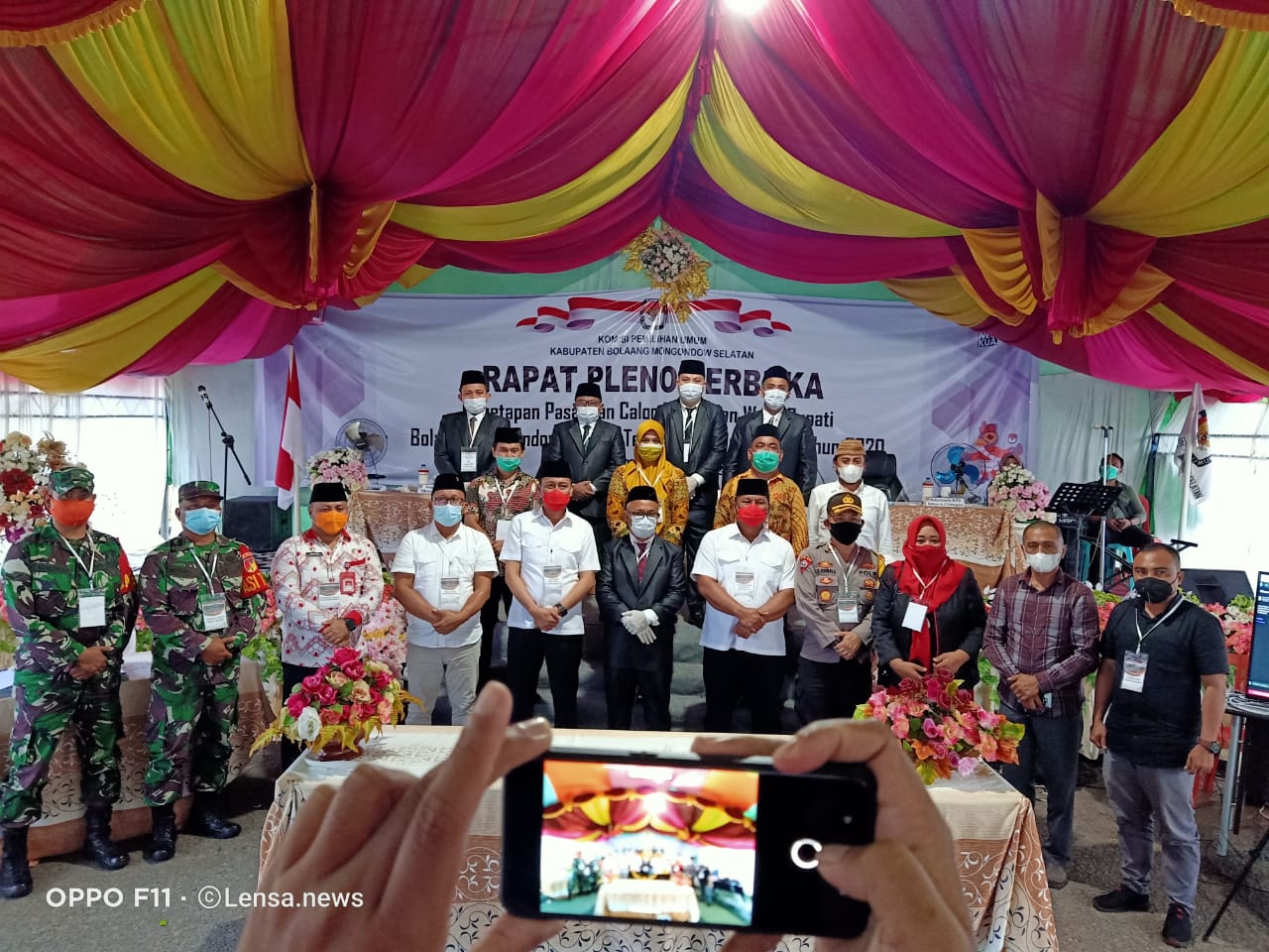 Jajarannya KPU Bolsel saat melakukan sesi foto bersama para tamu undangan. (foto; Ramdhani Amiri)