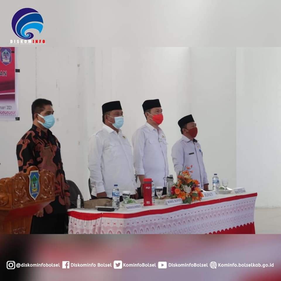 Bupati Iskandar (Tiga dari kiri) didampingi Wabup Deddy dalam kegiatan sosialisasi undang-undang tentang penilaian kinerja ASN di lingkungan Pemkab Bolsel. (foto; Diskominfo Bolsel)