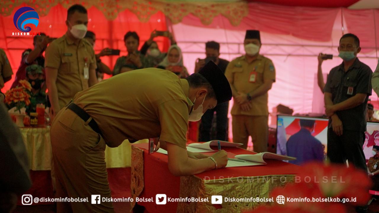 Bupati Iskandar saat menandatangani berita acara kegiatan Musrenbang kabupaten.