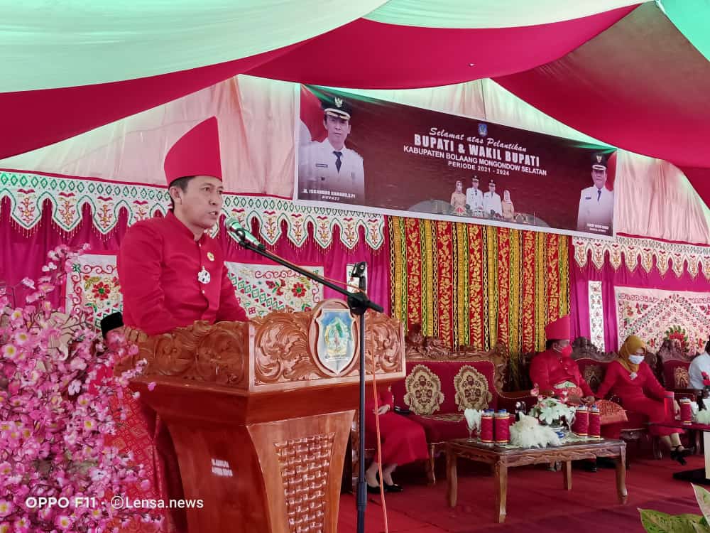 Iskandar Kamaru saat memberikan sambutan Pada acara penyambutan di Kecamatan Pinolosian, Minggu (28/2).