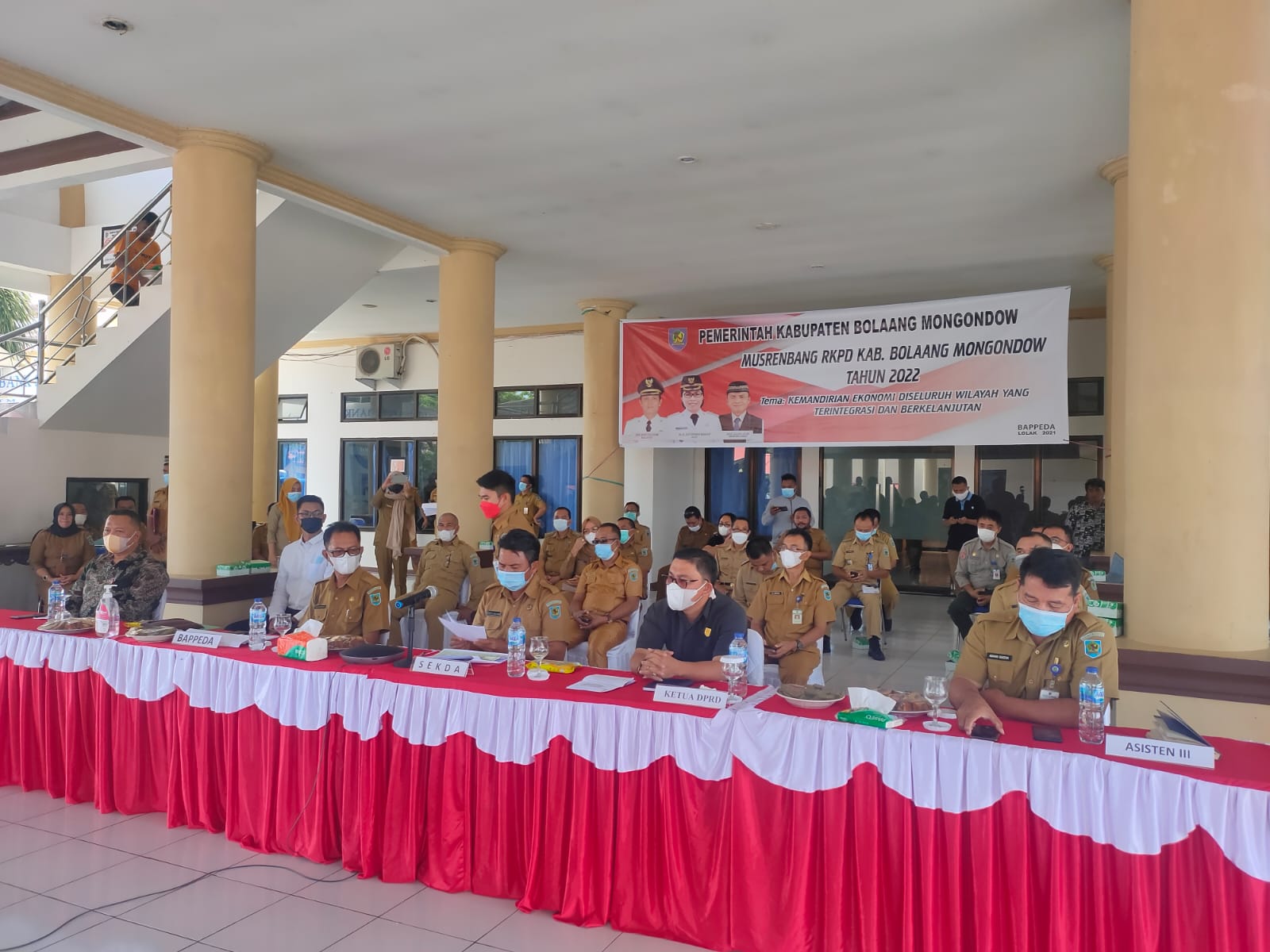 Sekda Bolmong Tahlis Gallang saat memaparkan materi Musrenbang, di pelataran kantor Bupati Bolmong.