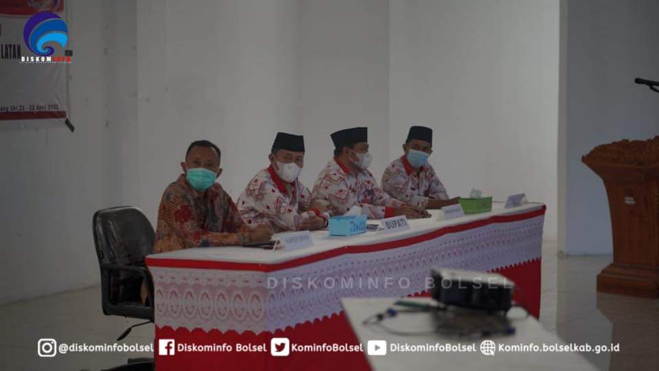 Bupati Iskandar Kamaru, didampingi Sekda Marzanzius A, Ohy, dan Asisten III Rikson Paputungan, saat menutup kegiatan SAKIP.