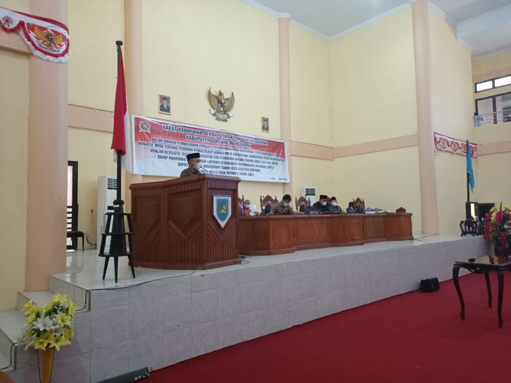 Suasana rapat paripurna DPRD Kabupaten Bolmong, Kamis (22/4).