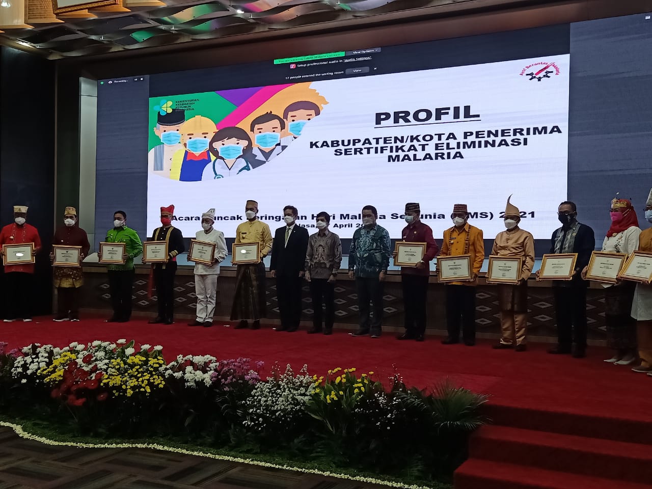 Foto bersama perwakilan 12 Kabupaten/Kota di Indonesia yang menerima penghargaan sertifikat Elminasi Malaria
