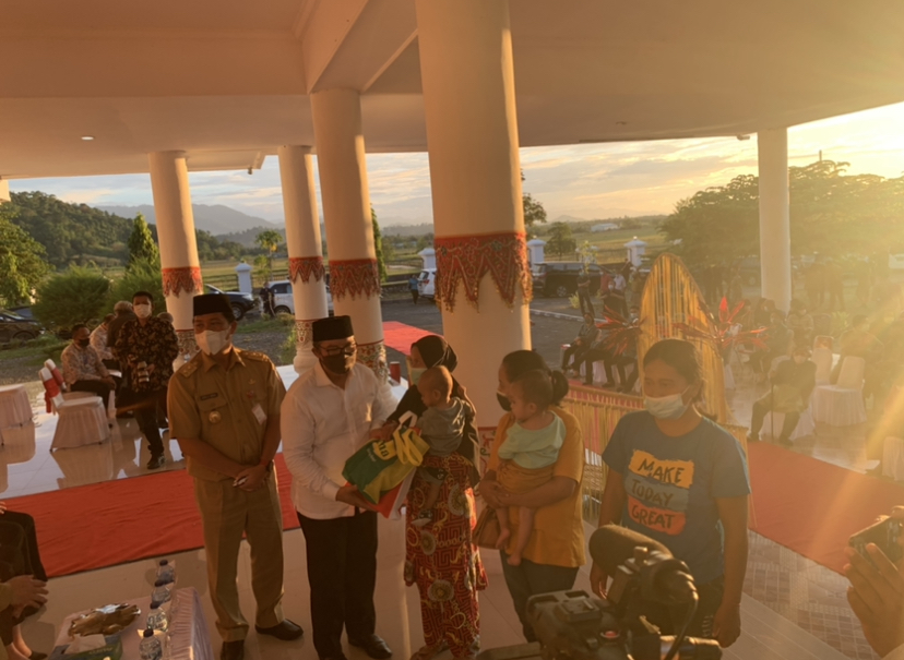 Kepala BKKBN RI Hasto Wardoyo saat memberikan bantuan secara simbolis kepada balita penderita stunting di Bolmong