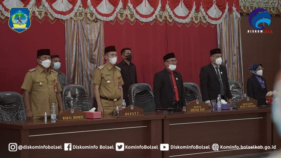 Bupati Bolsel Iskandar Kamaru didampingi Wakil Bupati Deddy Abdul Hamid saat Kegiatan Paripurna Di Aula DPRD Bolsel, Senin (31/5).