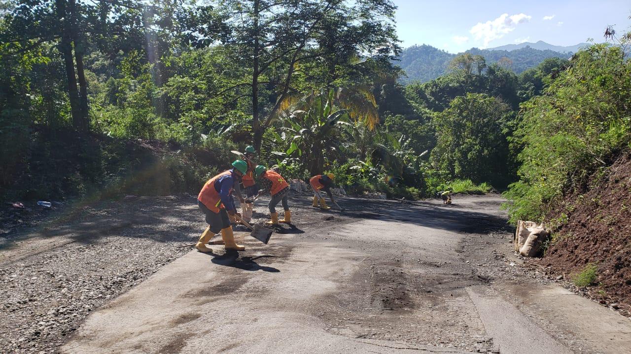 Peduli keselamatan masyarakat, PT Perumahan pembangunan bersihkan material berbahaya di jalan provinsi