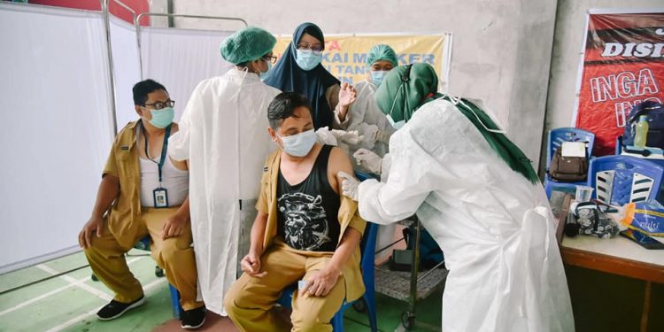 Pelaksanaan vaksinasi untuk ASN Pelayan Publik di Bolmong.