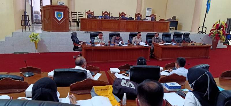Tampak peserta rapat mendengarkan penyampaian dari anggota Bapemperda DPRD Bolmong