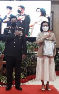 Bupati Yasti foto bersama Kapolda Sulut.