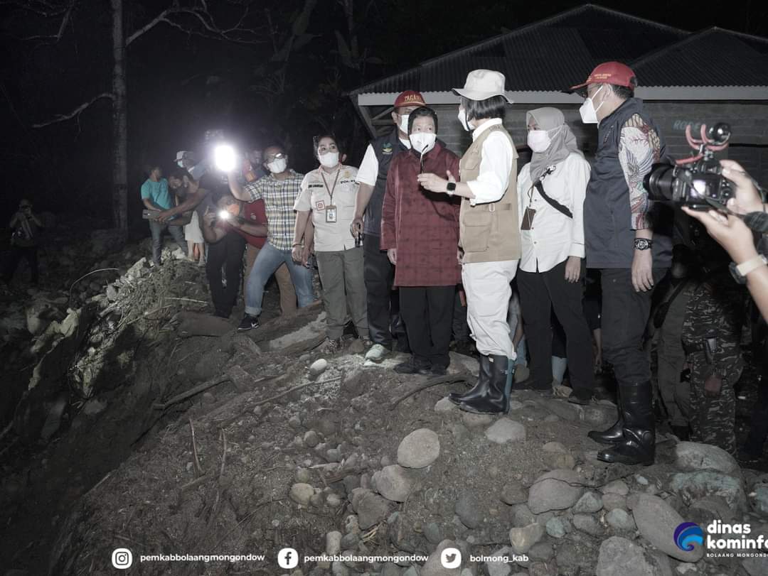 Bupati Yasti dan Menteri Sosial RI meninjau dampak bencana banjir yang terjadi di Desa Batu Merah beberapa pekan lalu