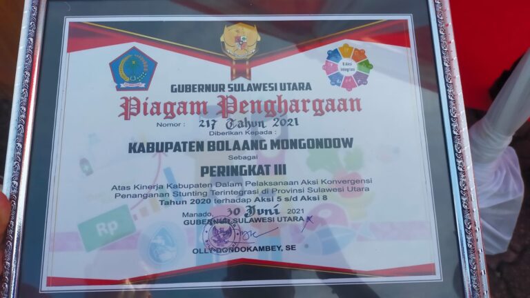 Piagam penghargaan terkait penanganan stunting yang diterima Kabupaten Bolmong