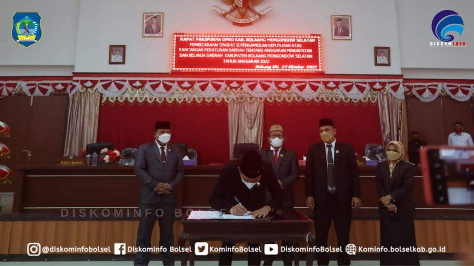 Iskandar Kamaru, menandatangani dokumen paripurna penetapan APBD Bolsel 2022, disaksikan pimpinan dan anggota DPRD dan jajaran eksekutif,  Rabu (27/10). (F-Ramdhani)