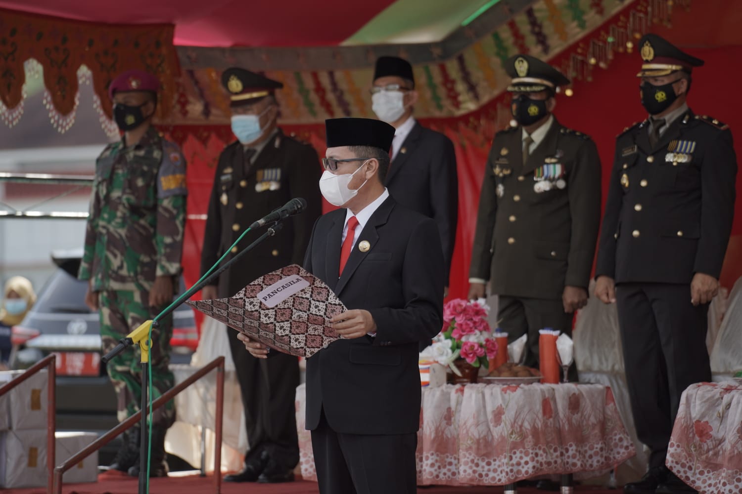 Bupati Iskandar Kamaru saat membacakan sambutan. (foto; Diskominfo Bolsel)