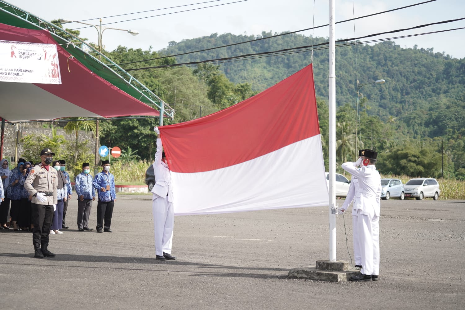 Pasukan pengibar bendera saat membentangkan bendera pusaka merah putih pada peringatan hari pahlawan 10 November 2021. (foto; Diskominfo Bolsel)