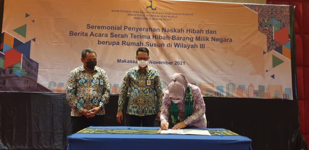 Walikota Kota Kotamobagu, Tatong Bara, saat menandatangani naskah hibah BMN dari Kementerian PUPR. (foto; Diskominfo Kotamobagu)