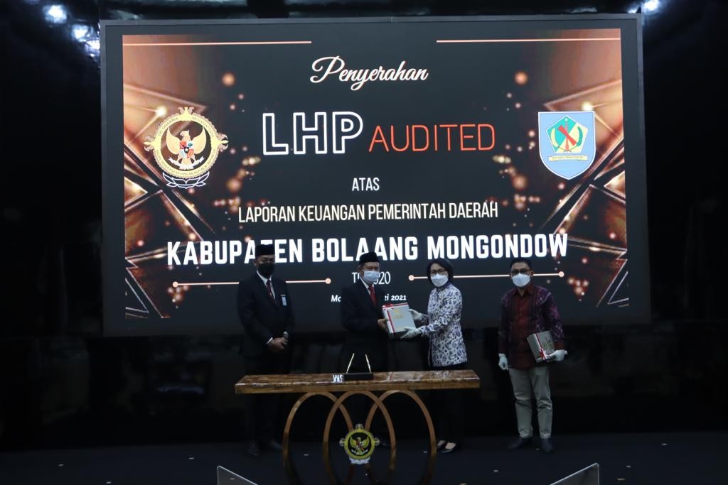 Torehkan sejarah, Pemkab Bolmong menerima predikat Opini Wajar Tanpa Pengecualian (WTP) atas Laporan Keuangan Pemerintah Daerah (LKPD) Bolmong tahun anggaran 2020, oleh Badan Pemeriksa Keuangan (BPK) Republik Indonesia
