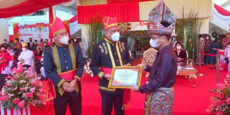 Pemerintah Kabupaten Bolmong berhasil meraih penghargaan peringkat III dari Pemerintah Provinsi (Pemprov) Sulawesi Utara (Sulut), terkait kinerja dalam pelaksanaan aksi konvergensi penanganan Stunting terintegrasi tahun 2020 terhadap aksi Lima sampai dengan Delapan.