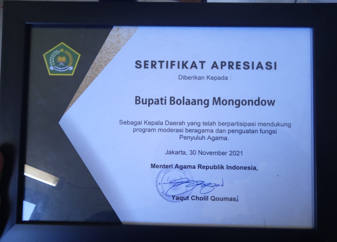 Srikandi terbaik Bolmong Yasti Soepredjo Mokoagow menerima sertifikat penghargaan dari Menteri Agama Republik Indonesia (RI) Yaqut Cholil Qoumas.